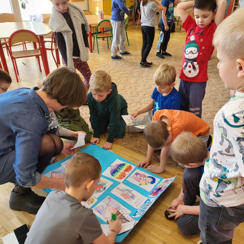 dzieci robią plakat na temat autyzmu