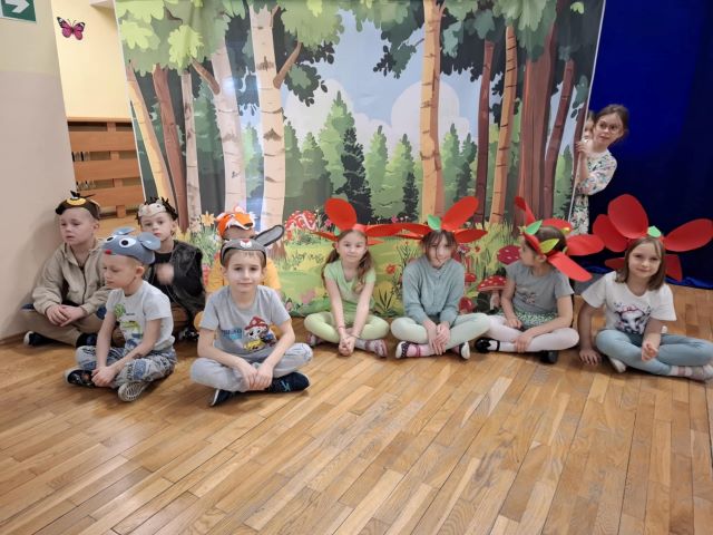 kwiatki i zwiratka siedza na podłodze