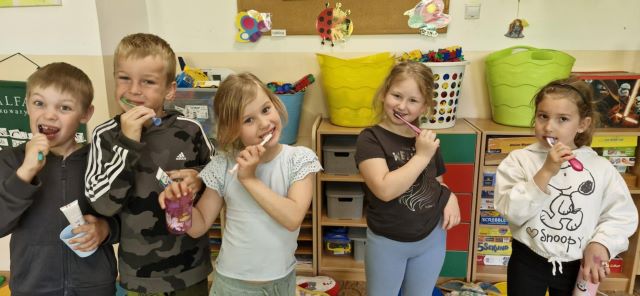 dzieci czyszcza zeby