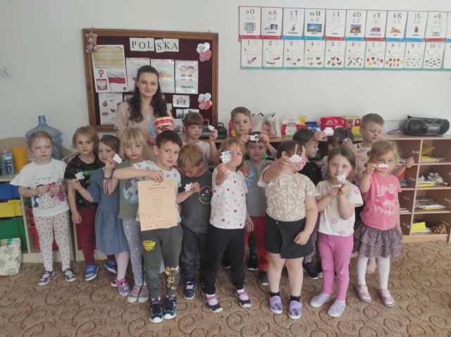 dzieci pokazuja naklejki