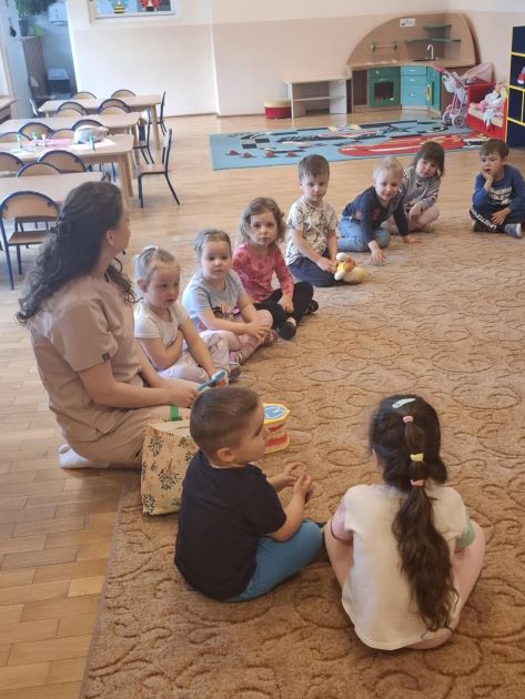 dzieci sluchaja pani asytentki