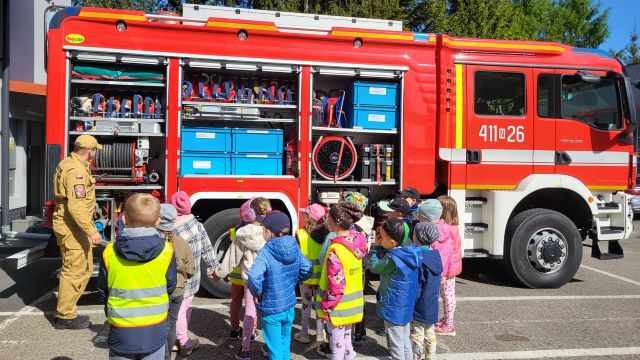 dzieci ogladaja samochod strazacki