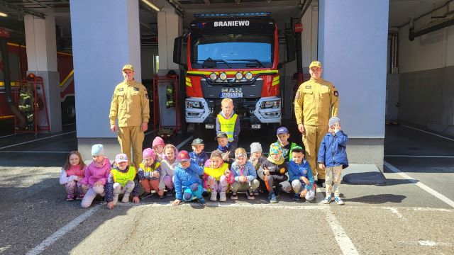 dzieci ze strazakami