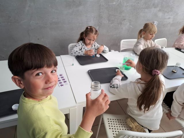 chlopiec trzyma sloik