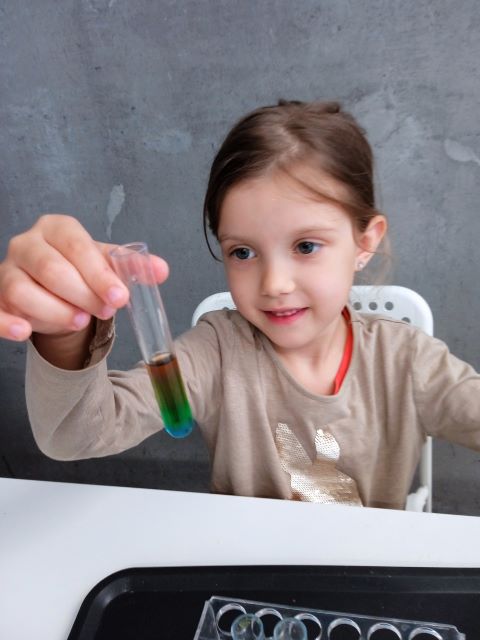 dziewczynka trzyma probówke