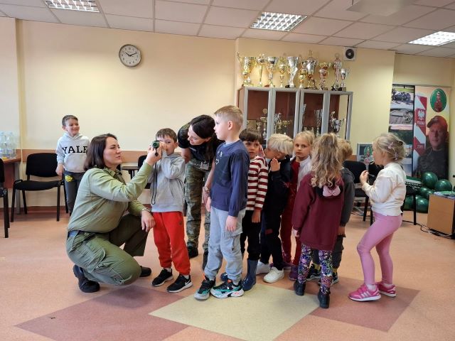 chłopczyk patrzy przez lornetke