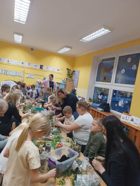 dzieci robią las w sloiku