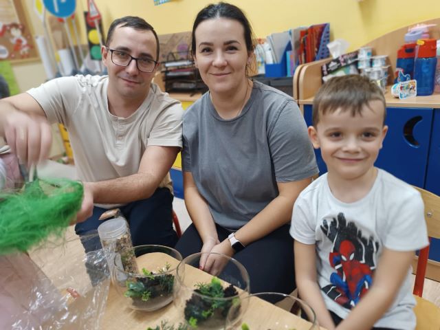 rodzina Antak siedzi przy stliku