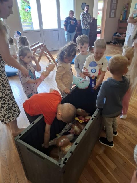 dzieci szukaja prezentow