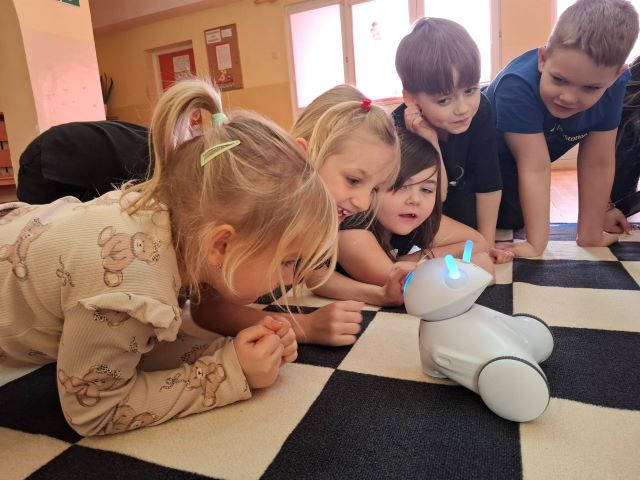 dzieci patrza na robota