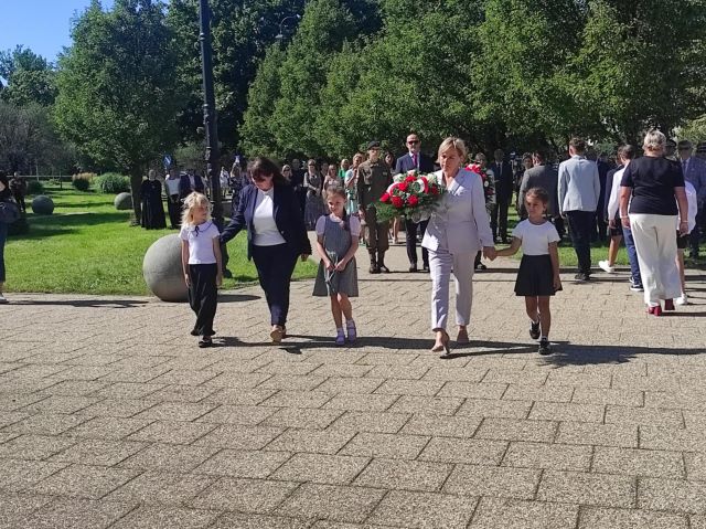 dzieci ida z dyrektrem