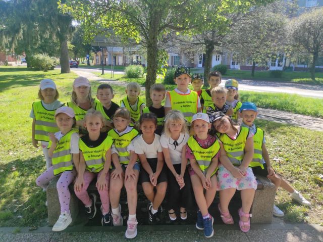 dzieci siedza na lawce