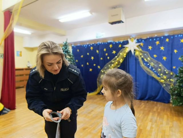 policjatka z dziewczynka