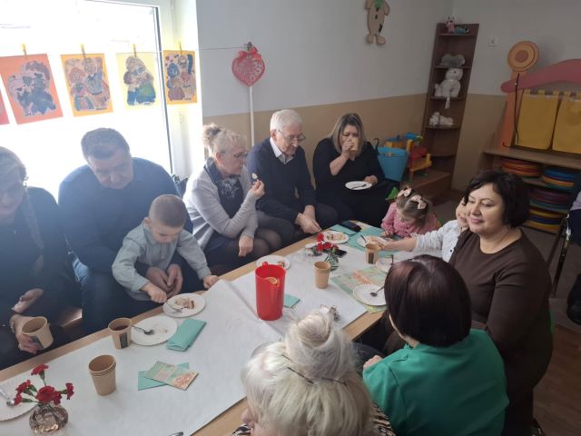 goscie siedza przy stole