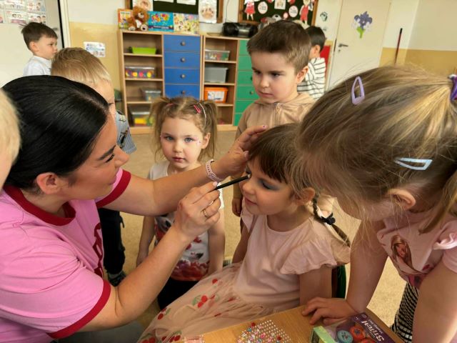 makijażystka maluje dziewczynke