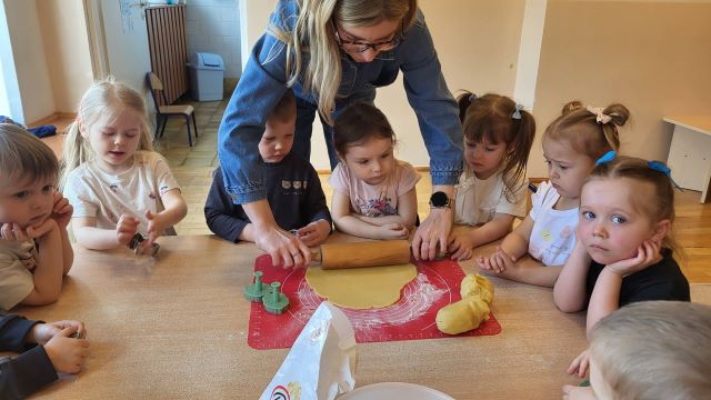 mama Hani walkuje ciasto