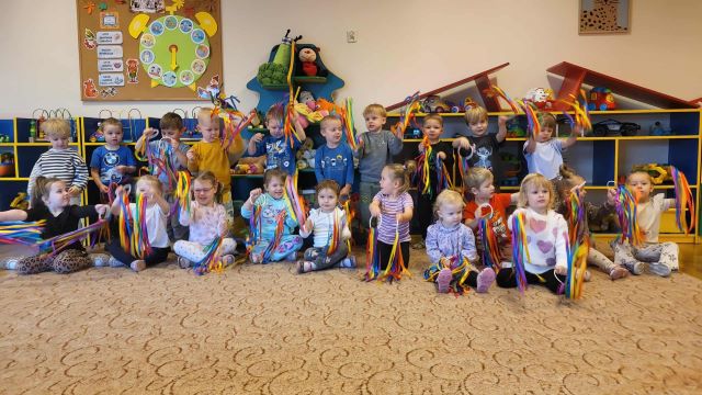 przedszkolaki machaja wstazkami