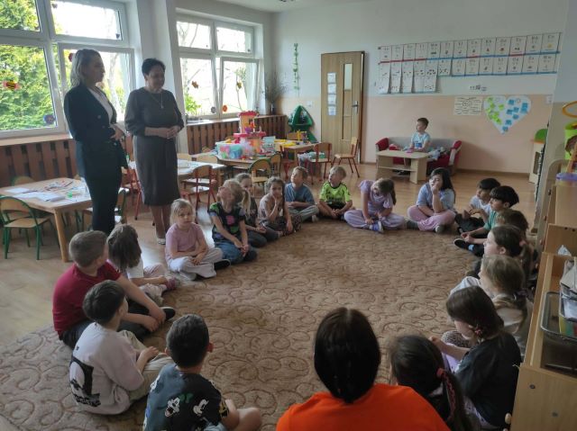 przedszkolaki patrza na panie z sanepidu