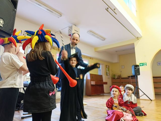 dzieci graja na trabkach