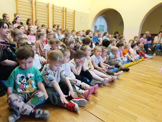 dzieci siedza na widowni