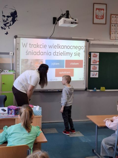 chlopiec przy tablicy