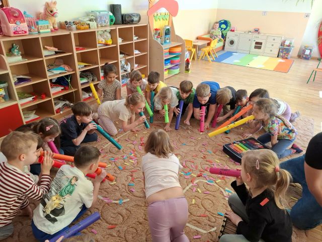 dzieci dmuchaja przez bum bum rurki