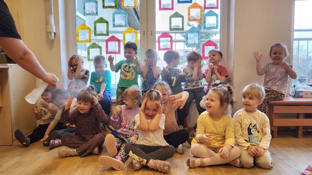 dzieci pryskane woda