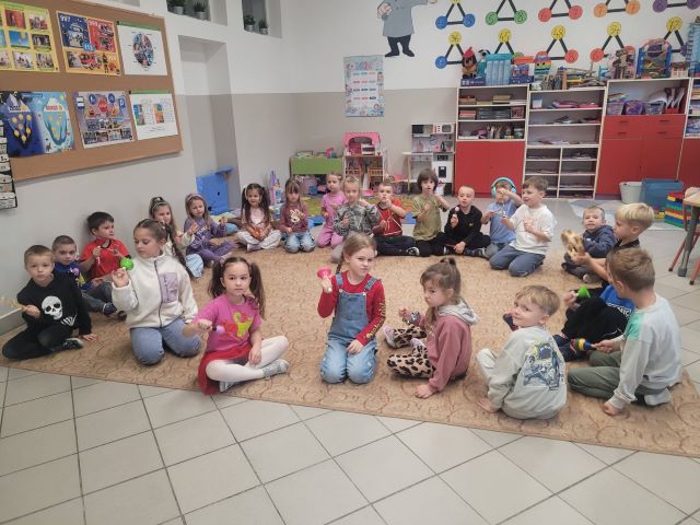 dzieci graja na instrumentach