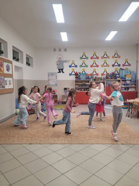 dziewczynki tancza trzymajac sie za raczki