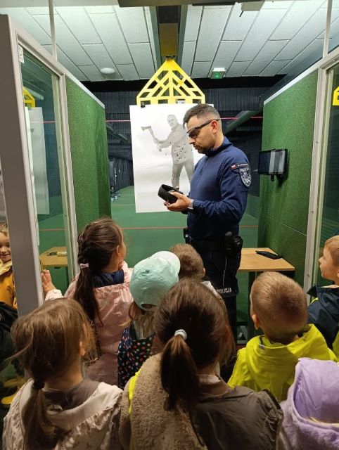 policjant na strzelnicy policyjnej