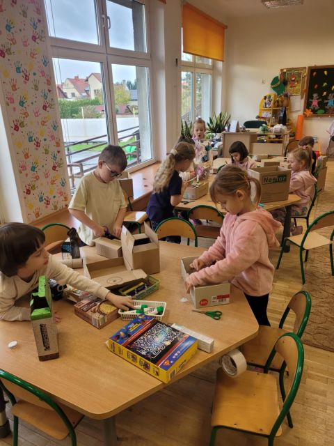 bratki konstruuja zabawki