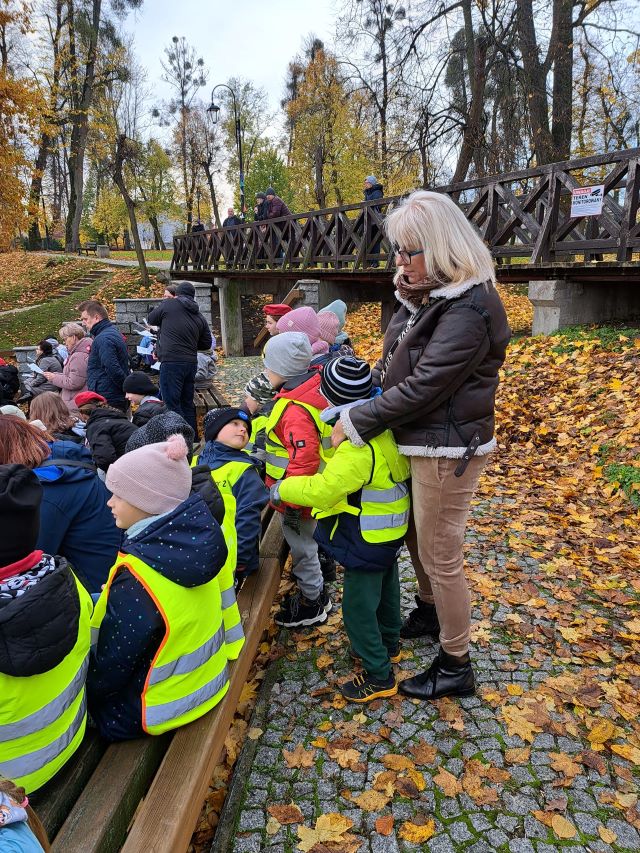 dzieci ogladaja i sluchaja