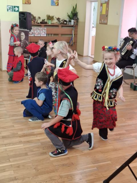 dzieci tancza u pana pozytywki