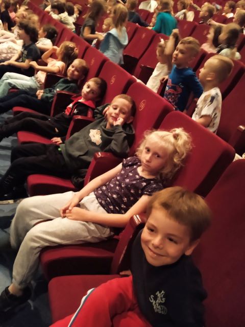 dzieci w kinie siedza