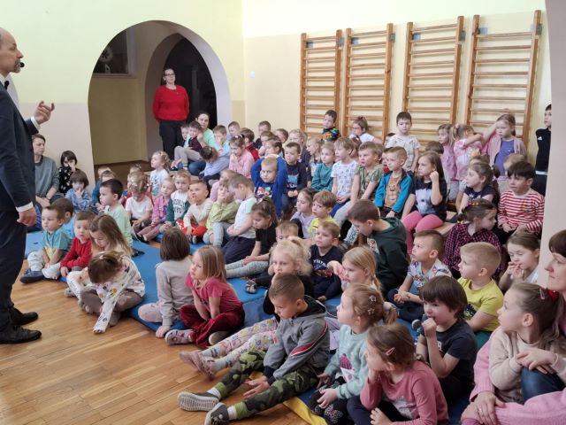 dzieci z Panem Pozytywka