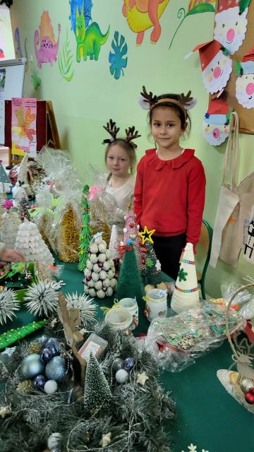 dziewczynki na kiermaszu