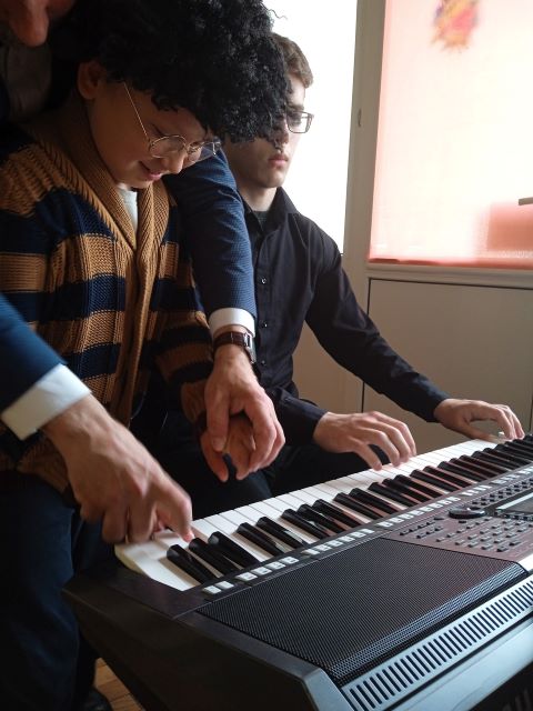 jeremiasz gra na pianinie