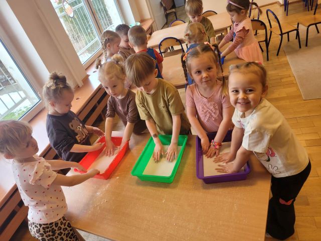 maluchy na zajeciach sensorycznych