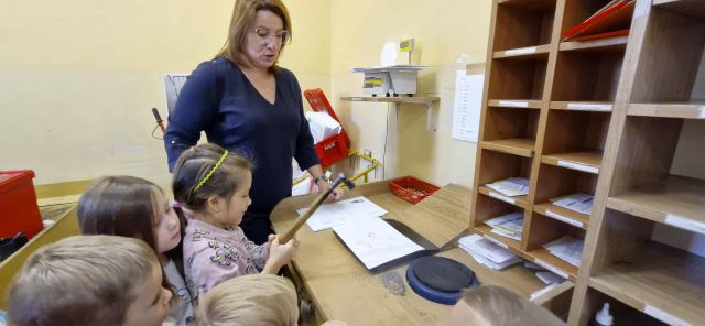 rumianki stempluja na poczcie