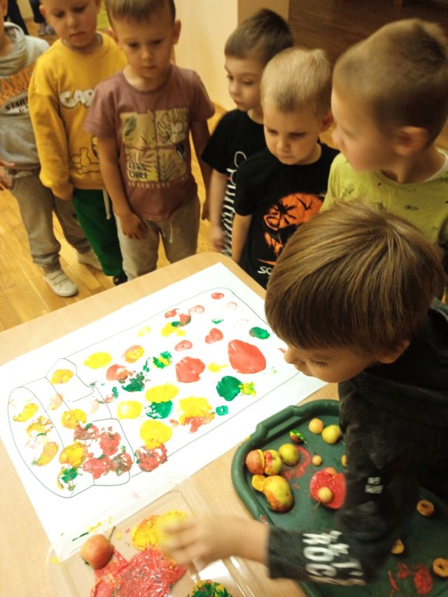 tulipanki robia pieczatki na dzien jablka